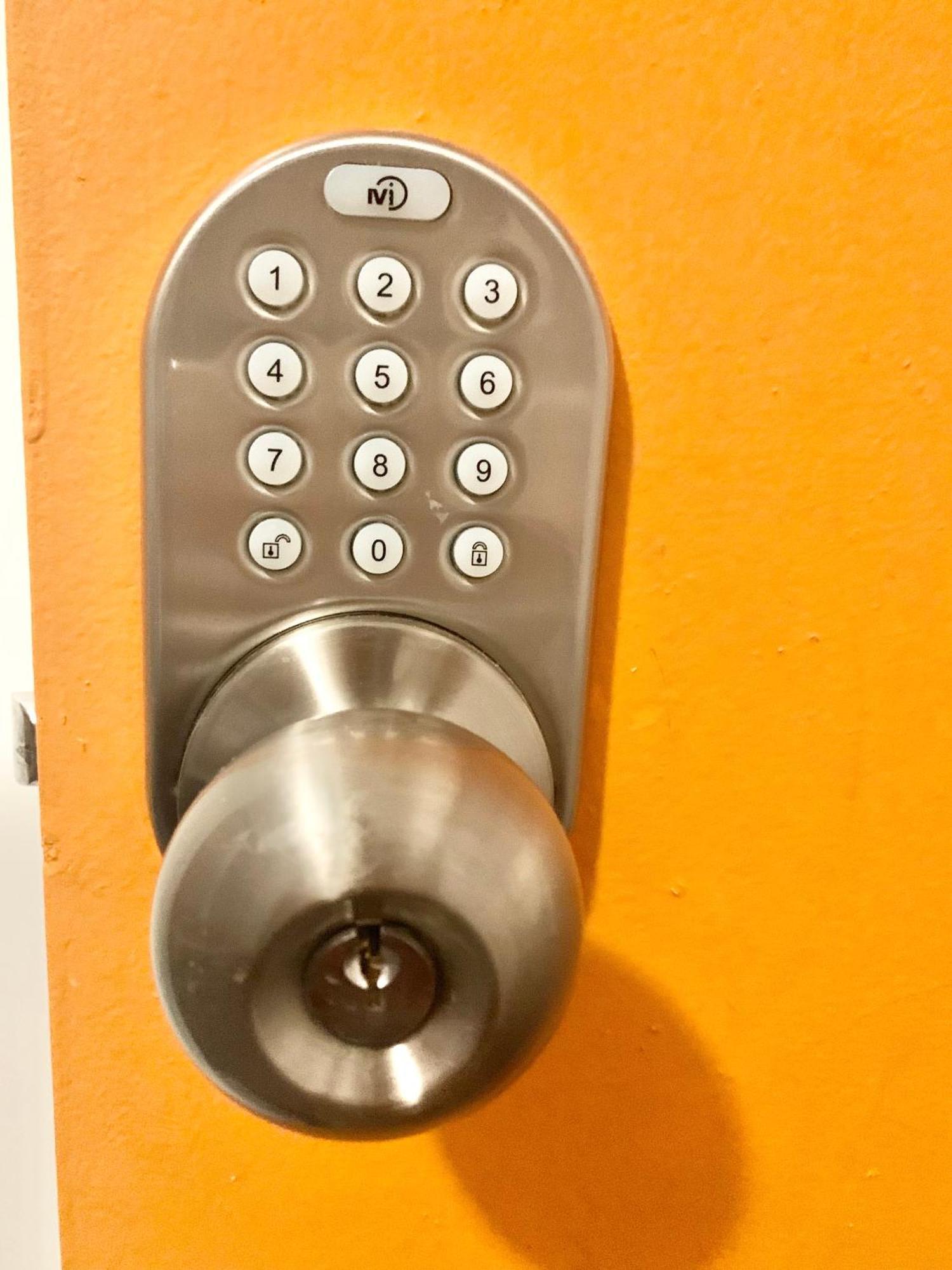 Women Only Rooms - Men Only Rooms - Free Wifi - Coffee Parking - Lockers 마이애미 외부 사진